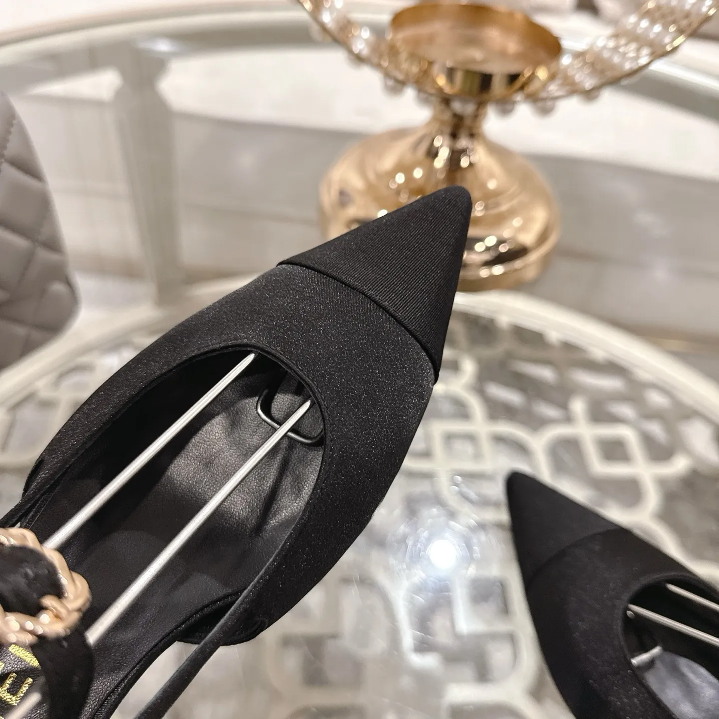 👟👟Ex-factory price 540👟👟 Chanel Xiaoxiang 25ss early spring new product silk satin sandals series French style, so beautiful that it is so beautiful! This is what an elegant and romantic fairy should be like! The minimalist color scheme and silk satin are deeply rooted in people's hearts. It goes well with skirts or casual wear! Fabric: Made of original customized silk Lining: Sheepskin Outsole: Genuine leather outsole imported from Italy Heel height: 4.5cm Size: 35-39 (40.41.42 customization is non-refundable)